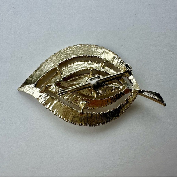 Vintage Stylized Leaf Brooch, Gold-tone unsigned - Picture 3 of 6